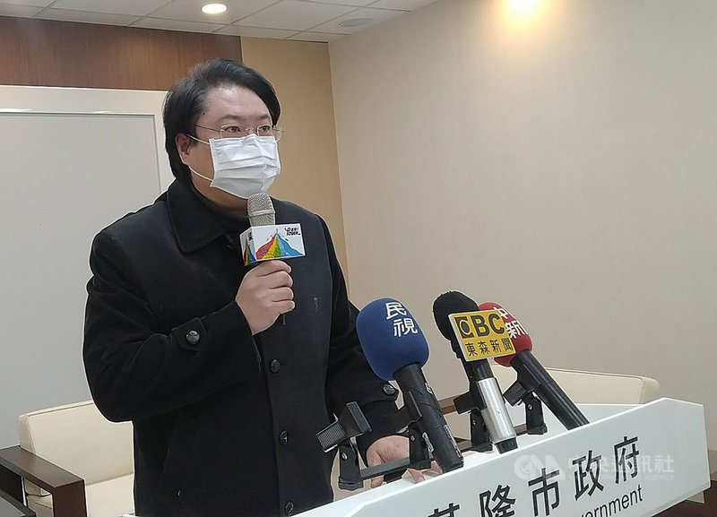 基隆市長林右昌12日下午在記者會表示,市府取消辦理尾牙,原餐會費用將由人事處發送給各局處單位,摸彩活動改為線上直播;社會處辦理的各區春節愛心聯歡餐會也取消,餐會費用改為加發春節慰問金,由原本新台幣1000元增加至1500元,以實質現金替代餐食補助低收入戶,直接匯到戶頭。中央社記者王朝鈺攝 110年1月12日