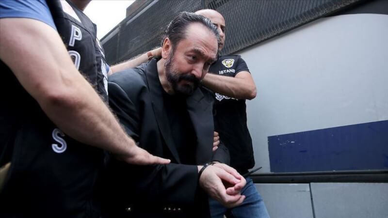 伊斯坦堡高等刑事法院16日裁定，判處伊斯蘭教電視佈道家歐克塔（中）8658年徒刑。圖為歐克塔2018年被捕移送法庭照片。（安納杜魯新聞社）