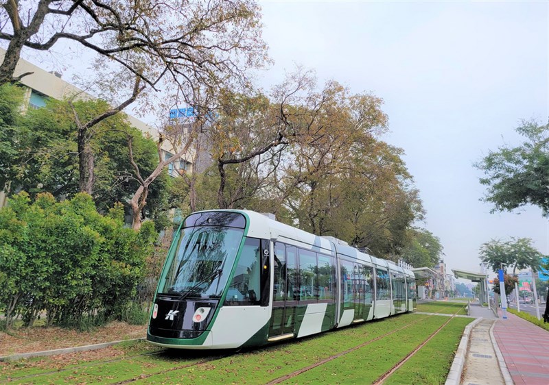 高雄輕軌大南環段12日下午通車,至2月28日全線免費搭乘。圖為高雄捷運公司正進行輕軌「大南環」通車前巡檢。(高捷公司提供)中央社記者王淑芬傳真 110年1月11日