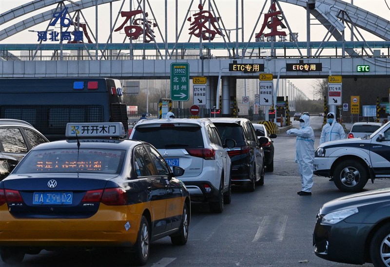 中國河北省12日宣布,為防止武漢肺炎疫情輸出,對石家莊市、邢台市、廊坊市全域實行封閉管理,人員、車輛非必要不外出。圖為石家莊管制車輛上高速公路。(中新社)