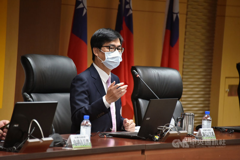 春節將至,加上12日新增兩例2019冠狀病毒疾病(COVID-19,武漢肺炎)本土病例,高雄市長陳其邁(圖)表示,將新增912間房擴充防疫旅館量能,並逐步盤點春節活動防疫。(高雄市新聞局提供)中央社記者侯文婷傳真 110年1月12日