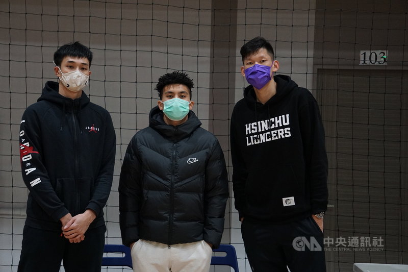 亞洲盃男籃資格賽2月將舉行,但疫情延燒,讓入選中華男籃培訓隊的球員心情複雜,新竹街口攻城獅球星高國豪(中)12日說,很開心入選,但擔憂疫情和安危。中央社記者黃巧雯攝 110年1月12日