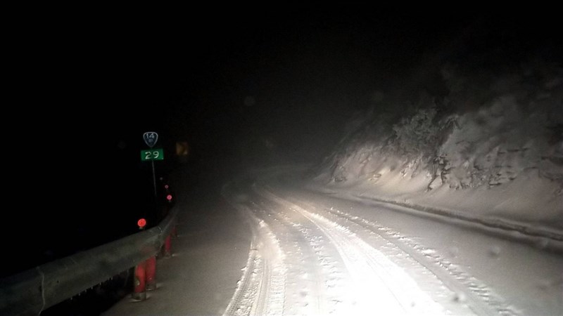 受寒流持續影響,合歡山11日深夜到12日凌晨間歇降雪,公路總局12日清晨出動鏟雪車清除路面積雪,維護用路人安全。(公路總局提供)中央社記者蕭博陽南投縣傳真 110年1月12日