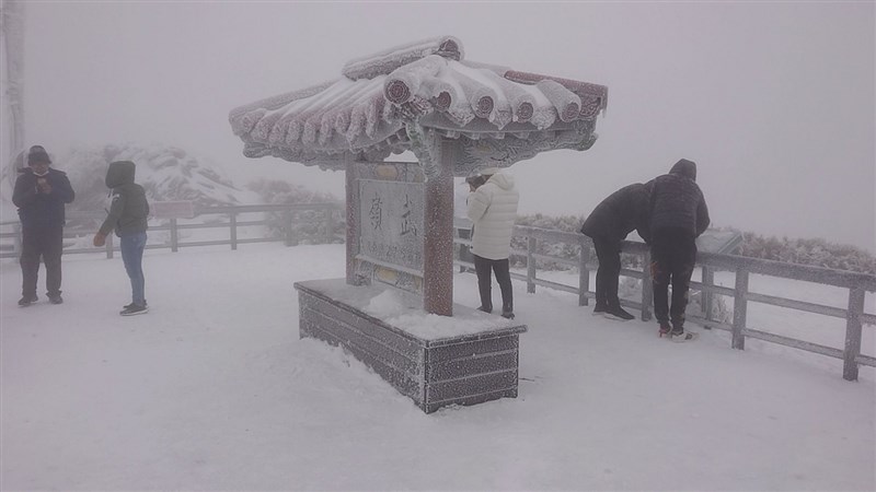 寒流持續發威,合歡山11日深夜到12日清晨間歇降雪,海拔3275公尺的知名地標武嶺披上一層雪白外衣。(民眾提供)中央社記者蕭博陽南投縣傳真 110年1月12日