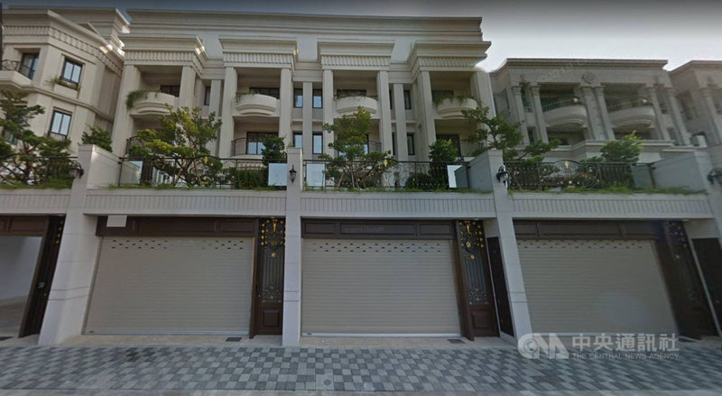 屏東檢警12日宣布偵破投資國民旅遊卡給利息的詐騙集團,張姓女主嫌等宣稱刷國民旅遊卡可獲高利率利息,非法吸金新台幣近6億多元;並查扣價值800多萬元的名牌皮包、現金及張姓主嫌的房產。(內埔警分局提供)中央社記者郭芷瑄傳真 110年1月12日
