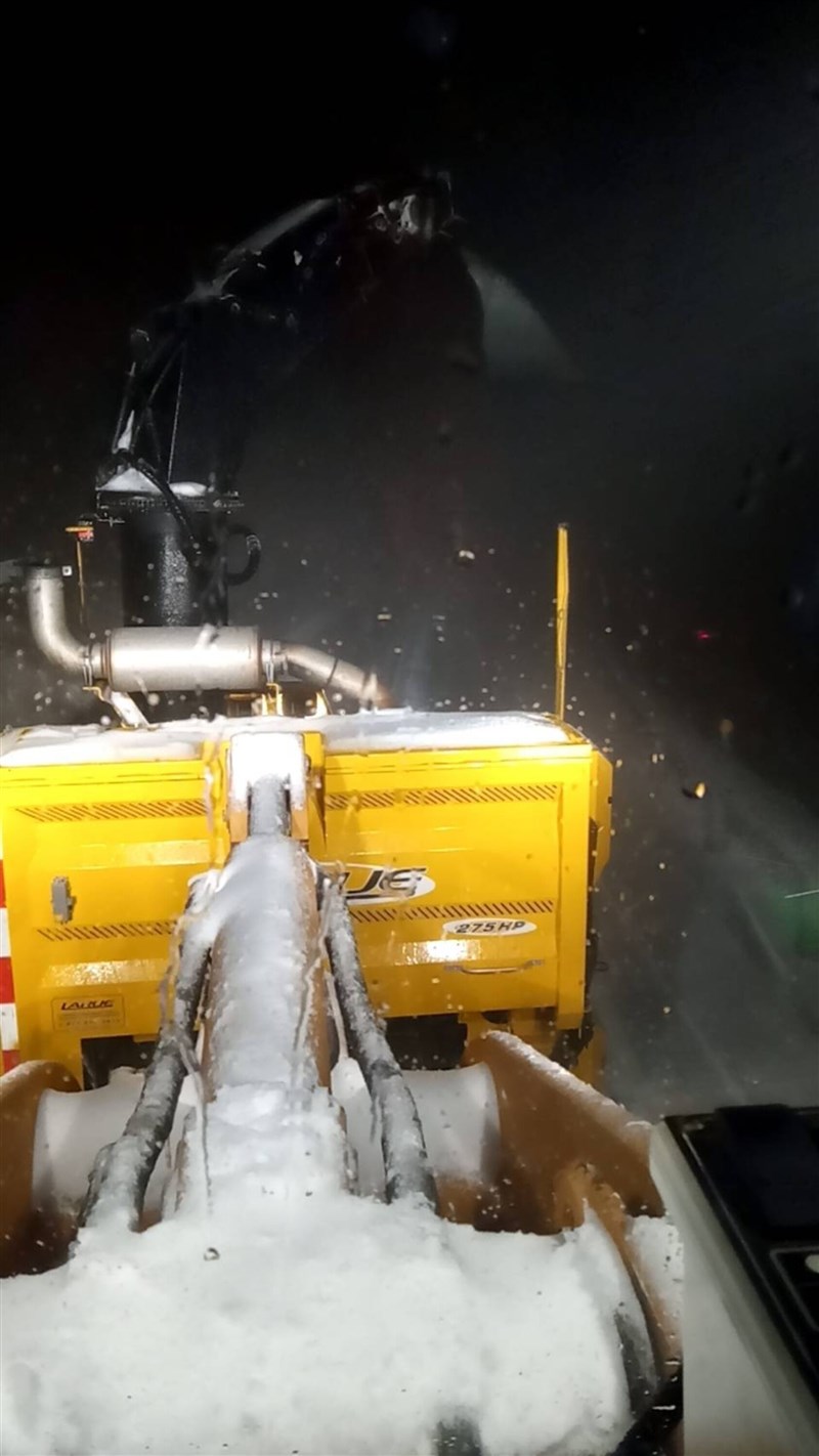 寒流持續發威,合歡山11日深夜到12日凌晨間歇降雪,公路總局12日清晨出動鏟雪車清除路面積雪。(公路總局提供)中央社記者蕭博陽南投縣傳真 110年1月12日