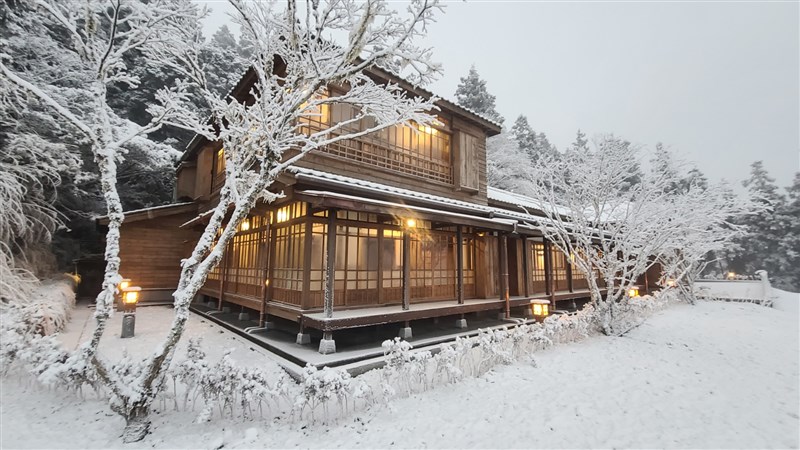 有著濃濃日式風味外觀的宜蘭太平山文史館,7日大雪紛飛之際,讓不少民眾覺得彷彿一秒來到日本。(林務局羅東林區管理處提供)