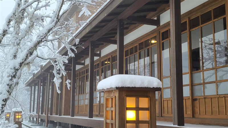 宜蘭太平山文史館7日大雪紛飛之際,讓不少民眾覺得彷彿一秒來到日本。(林務局羅東林區管理處提供)