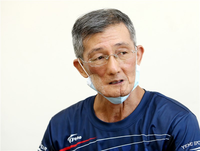 中華職棒統一獅隊創隊元老鄭百勝11日因口腔癌過世,享壽61歲。圖為2019年間鄭百勝接受職棒雜誌專訪畫面。(中華職棒提供)