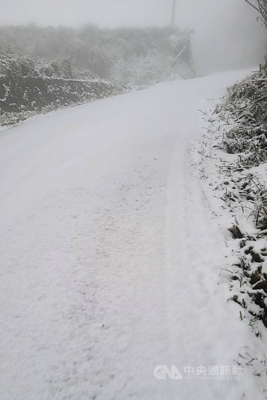 桃園市警局大溪分局12日表示,上巴陵、雪霧鬧部落等上午再度降雪,提醒上山賞雪民眾注意路面結冰、打滑情形,以免發生交通事故。(桃園市政府觀旅局提供)中央社記者吳睿騏桃園傳真 110年1月12日