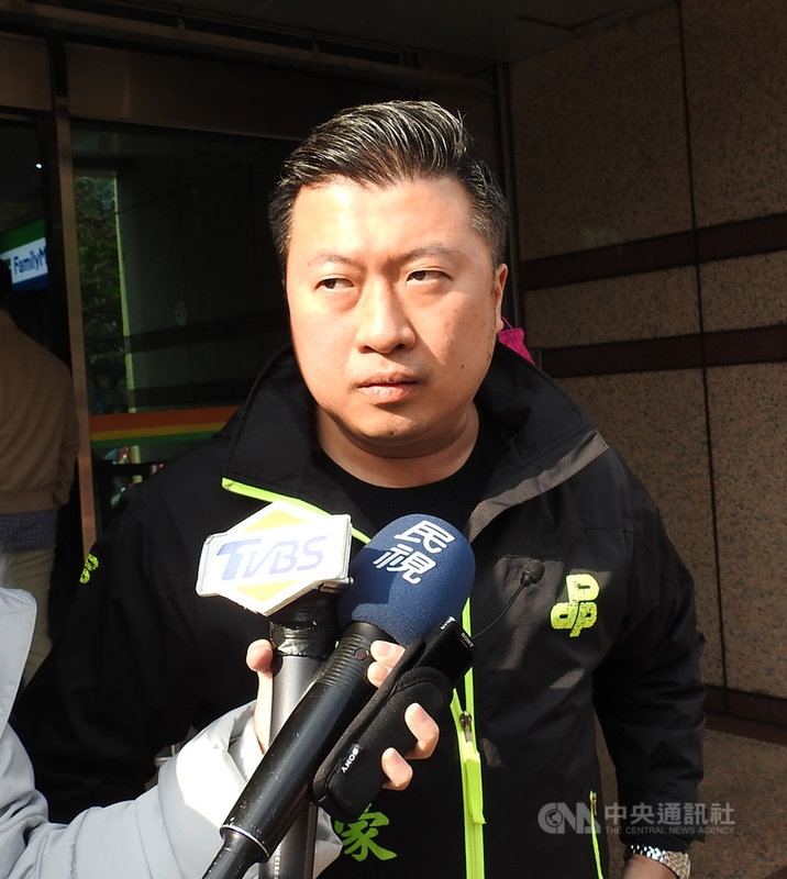 身兼民進黨主席的總統蔡英文12日參與新北市黨務座談，黨籍市議員張志豪（圖）會後轉述，蔡總統盼中央地方全力合作，並表示參選人選很重要，但最重要的是做好基本面，先穩住2022年，全力於2024年繼續執政。中央社記者王鴻國攝  110年1月12日