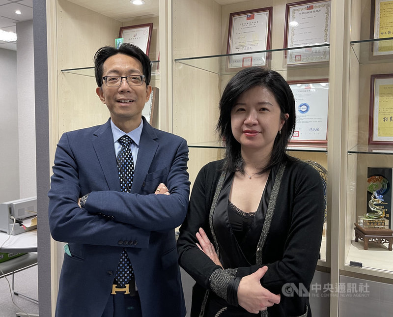 圓點奈米總經理簡建興(左)表示,海外疫情依舊嚴峻,帶動檢測試劑供不應求,新產將於3月量產,預計今年再招募近百名員工。右為圓點奈米董事長章季芸。中央社記者韓婷婷攝 110年1月12日
