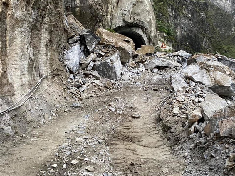 中橫公路台8線174.92公里處(錐麓隧道東口附近),12日清晨5時許,上邊坡突然崩落大小塊石,造成道路雙向阻斷。(中橫路況交通分享網提供)中央社記者李先鳳傳真 110年1月12日