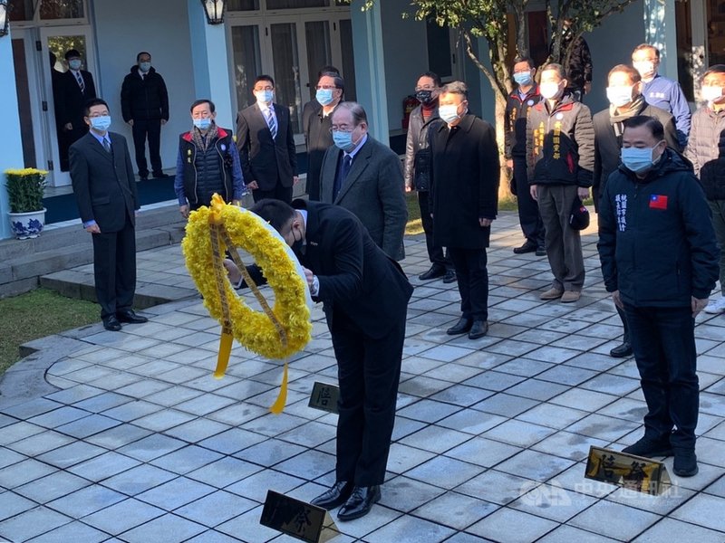 故總統蔣經國逝世33週年,國民黨主席江啟臣(持花圈者)13日上午至大溪陵寢謁陵,並獻花致意。中央社記者葉臻攝 110年1月13日