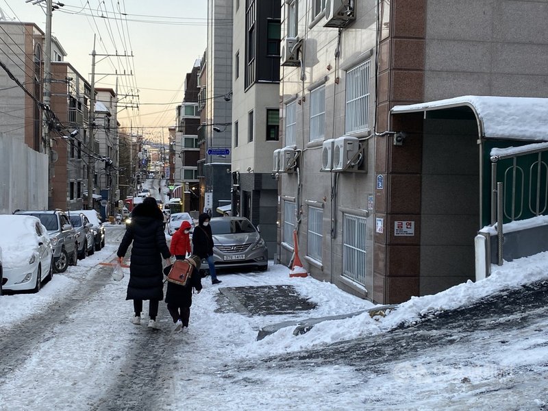 韓國許多長輩及公司上位者觀念中,生兒育女被視為女性責任,結婚生子後的女性難延續職涯。圖為韓國母親接送小孩回家。中央社記者廖禹揚首爾攝 110年1月13日