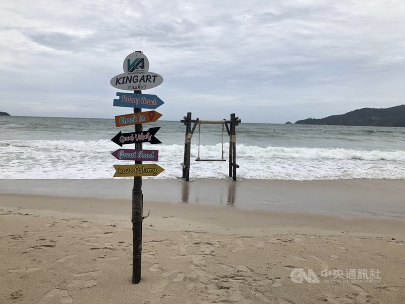 本該充滿觀光人潮的泰國普吉島(Phuket),因武漢肺炎疫情影響,國內外觀光客寥寥無幾,知名的巴東海灘沒有人潮,只剩下海浪拍打聲獨自迴盪。(讀者提供)中央社記者呂欣憓曼谷傳真 110年1月13日