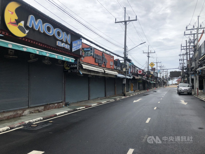 本該充滿觀光人潮的泰國普吉島(Phuket),因為武漢肺炎疫情影響,國內外觀光客寥寥無幾,原本熱鬧的觀光大街一片死寂。(讀者提供)中央社記者呂欣憓曼谷傳真 110年1月13日