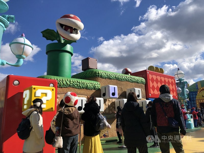 大阪環球影城「超級任天堂世界」內,強調以身體體驗「敲磚塊」和「音符」、食人花的嘴巴會動、金幣會轉、香菇會跑等遊戲,造景逼真有趣。中央社記者魏紜鈴大阪攝 110年1月13日