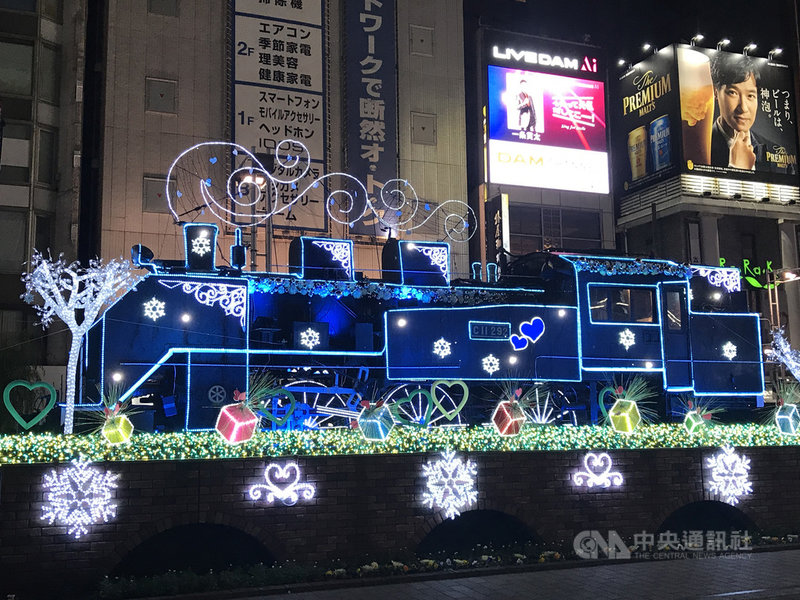 東京新橋車站西口的廣場有一輛展示用的蒸汽火車,去年11月到本月9日彩燈活動投放象徵向醫護人員致敬的水藍色主色光雕。照片攝於110年1月9日。中央社記者楊明珠東京攝 110年1月13日