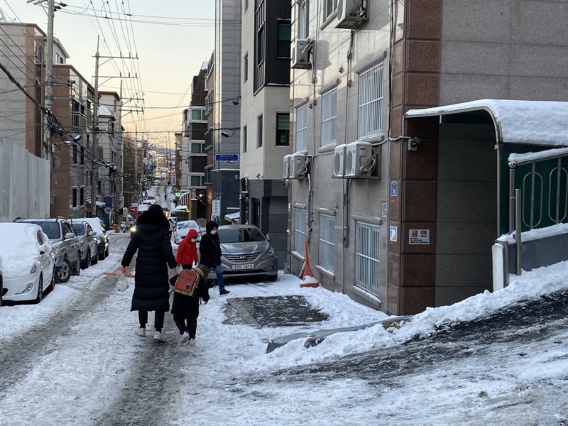相比於歐盟平均非婚生育率41%,亞洲地區像是韓國、日本、香港、台灣都是非婚生育率非常低的國家,幾乎可描述為「沒結婚就沒小孩」。圖為韓國母親接送小孩回家。中央社記者廖禹揚首爾攝 110年1月13日