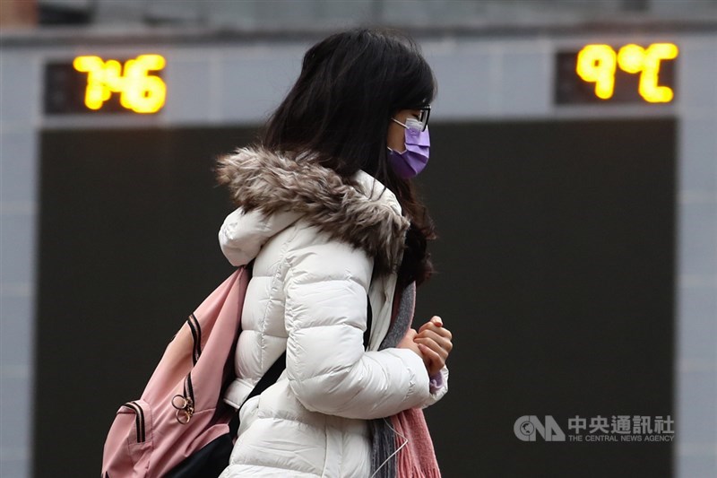 氣象局表示,14及15日天氣仍日夜溫差大,白天西半部高溫約攝氏25度左右,但中部以北低溫僅6至9度。(中央社檔案照片)