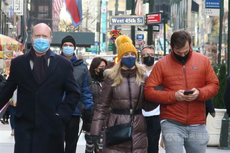 世衛數據顯示,英國首先發現的武漢肺炎變種病毒株已經蔓延到50個國家和地區。圖為紐約入冬後街頭民眾普遍戴口罩防疫。(中央社檔案照片)