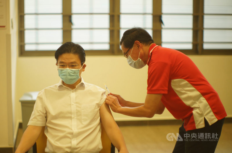 新加坡跨部會抗疫工作小組聯合領導人之一的教育部長黃循財13日在廣惠肇留醫院接種COVID-19疫苗。(新加坡通訊及新聞部提供)中央社記者侯姿瑩新加坡傳真 110年1月13日