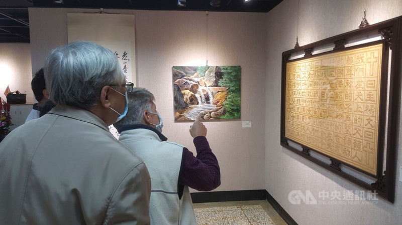法務部矯正署澎湖監獄教化藝文及作業技訓成果展13日揭幕,收容人創作的書法、石雕、竹編等近百件作品,展現精湛技藝,參觀者給予高度肯定。中央社 110年1月13日