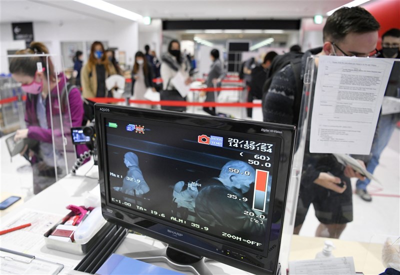 為預防武漢肺炎變種病毒株入侵,日本政府打算禁止與台灣、中國等11國商務人士往來的措施。圖為成田機場入境檢疫站。(共同社)