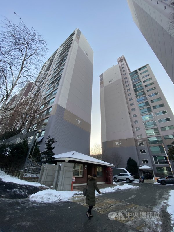 韓國15至29歲青年就業率在2020年11月降至42.4%,年輕人工作難尋,物價、房價飛漲,龐大經濟壓力讓年輕人不敢奢想結婚生子。中央社記者廖禹揚首爾攝 110年1月13日