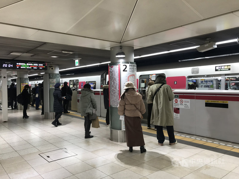 日本東京都的地鐵大江戶線列車駕駛發生群聚感染,從去年底到今年初有38人確診武漢肺炎,導致列車減班3成。經過調查,問題可能出在宿舍的水龍頭。圖為1月8日本地鐵東京都營的大江戶線月台。中央社記者楊明珠東京攝 110年1月14日