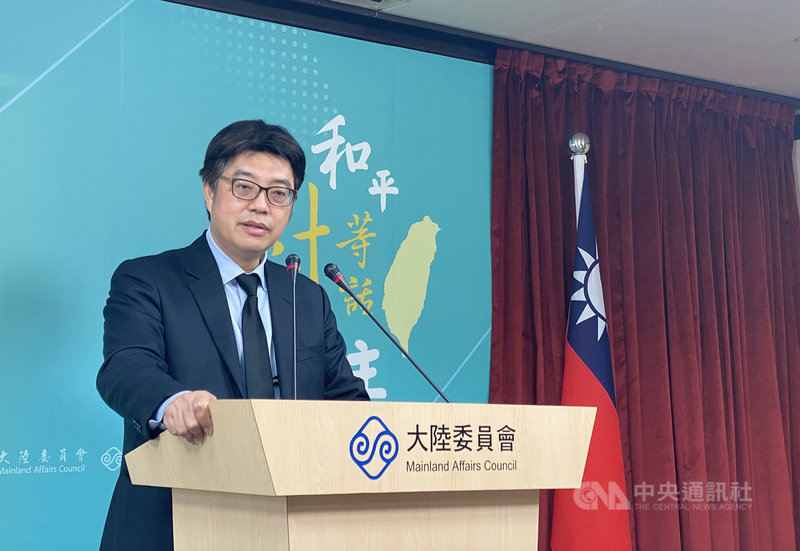 香港警方14日上午拘捕在台開設「保護傘」餐廳的香港律師黃國桐。陸委會發言人邱垂正(圖)在例行記者會呼籲,相關方面不要再變本加厲,政治打壓異議人士。中央社記者賴言曦攝 110年1月14日