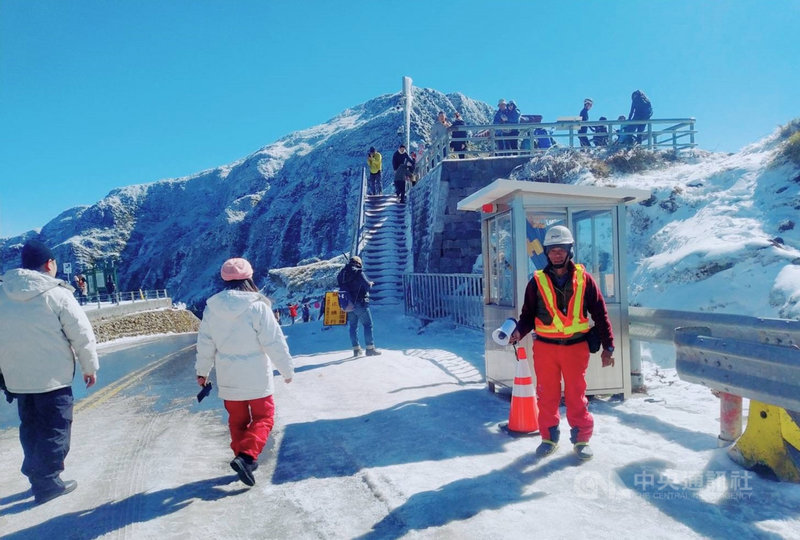 合歡山雪季期間，公路總局道路管制人員默默守護用路人安全，管制期間24小時派員輪班駐守。（公路總局提供）中央社記者蕭博陽南投縣傳真 110年1月14日