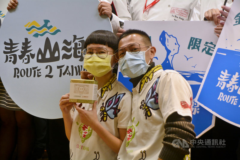 新北市府14日開發「青春山海線」伴手禮，食材與商品包裝經過把關與嚴選。邀主廚調整口味，邀平面設計師改善包裝，並以「商標授權」方式共創在地品牌商機。中央社記者黃旭昇新北攝  110年1月14日