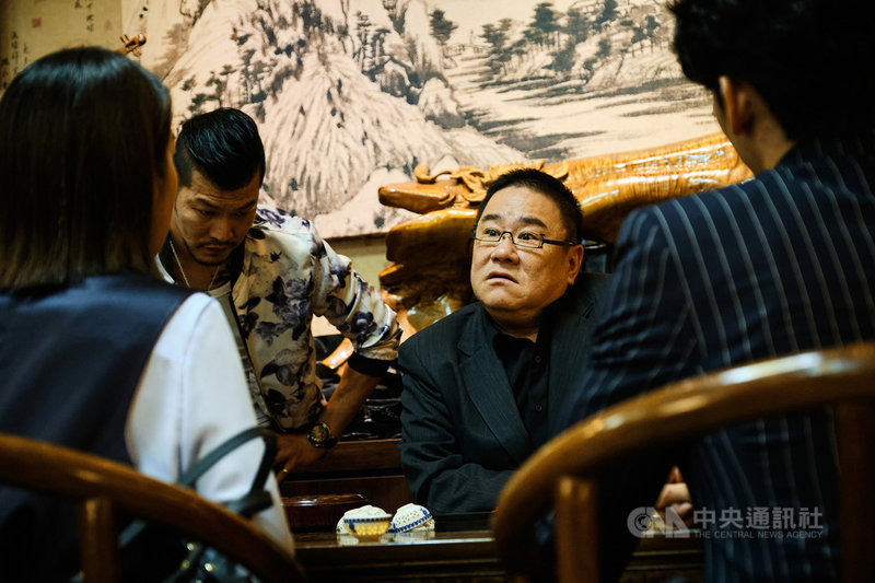 資深藝人「歪哥」張永正(後右)驚喜客串公視迷你劇「大債時代」,飾演地下錢莊老大。(公視提供)中央社記者葉冠吟傳真 110年1月14日