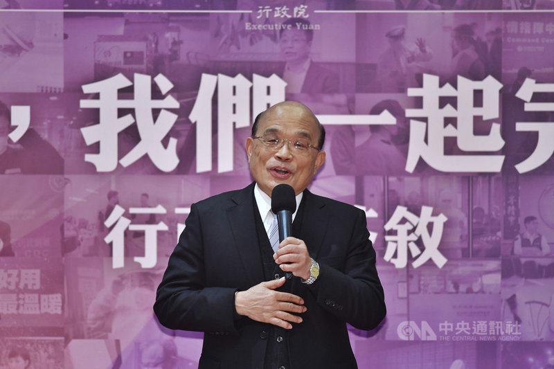 行政院長蘇貞昌（圖）14日表示，若要問他就任2年、第3年的第一天是什麼心情，他是撫著胸口說，「好家在」。台灣話的好家在有種慶幸、感謝、不敢居功的味道，好家在台灣的總統是蔡總統，好家在有民眾支持、立法院幫忙，好家在行政團隊非常努力，在困難中做對的決定，讓台灣成為亂世中的福地，「希望好家一直都在，好家在。」中央社記者王飛華攝 110年1月14日