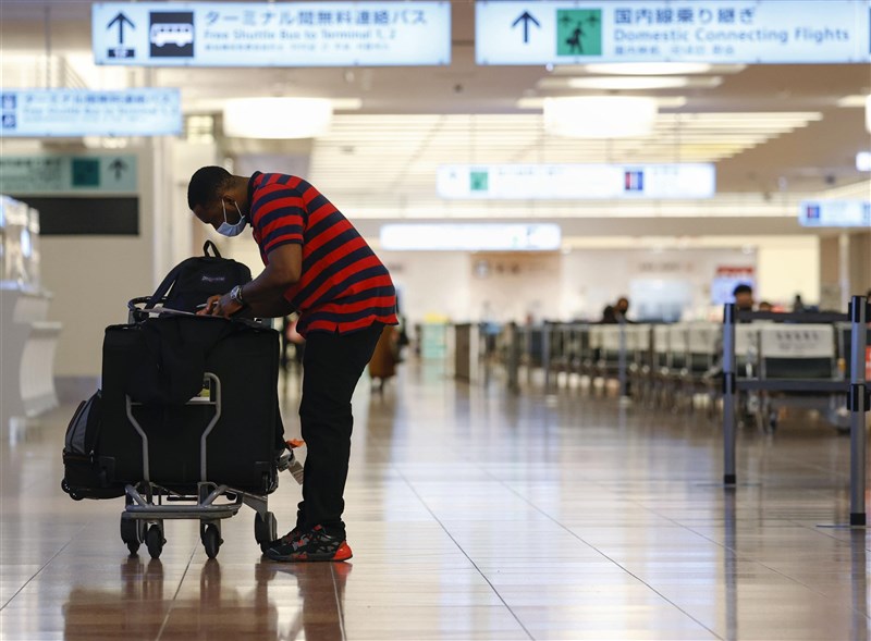 日本10日從4名來自巴西的旅客身上,檢出不同於英國與南非變種病毒的全新武漢肺炎變種病毒;研判來源是巴西亞馬遜州。圖為東京羽田機場旅客。(共同社)