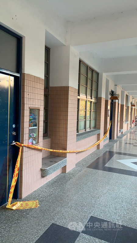 雲林縣鎮西國小13日發生教室磁磚爆裂,學校緊急拉封鎖線並將學生移到其它教室上課,校方14日請專業人士到校評估,預計在寒假期間汰換磁磚。(翻攝畫面)中央社記者姜宜菁傳真 110年1月14日