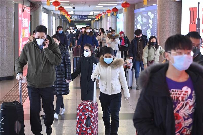 中國多地近日疫情轉趨嚴峻,許多社區或企業積極宣導「就地過年」。圖為去年1月30日北京西站春運返程人潮。(中新社)