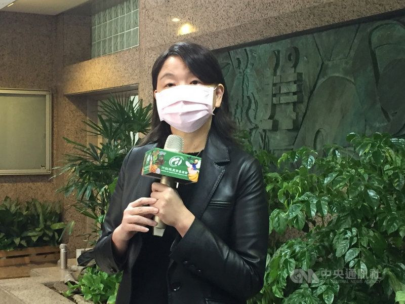 「農產品標章管理辦法」是農委會主管標章的法規,台灣豬證明標章卻不在其中,疑因上路倉促來不及修法納管而紛擾叢生。農委會主秘范美玲(圖)15日表示,後續會檢視是否納入相關規範處理。中央社記者楊淑閔攝 110年1月15日