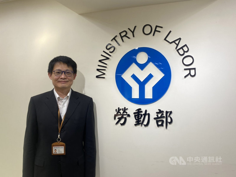 印尼主張要求移工輸入國雇主負擔移工來台費用,相關政策原定15日上路,但印尼上午突然宣布將延後實施。勞動部勞動力發展署組長薛鑑忠(圖)表示,印尼將就此事與各移工輸出國簽訂相關文件,例如MOU,後續會透過外館持續與印尼進行協商。中央社記者吳欣紜攝 110年1月15日