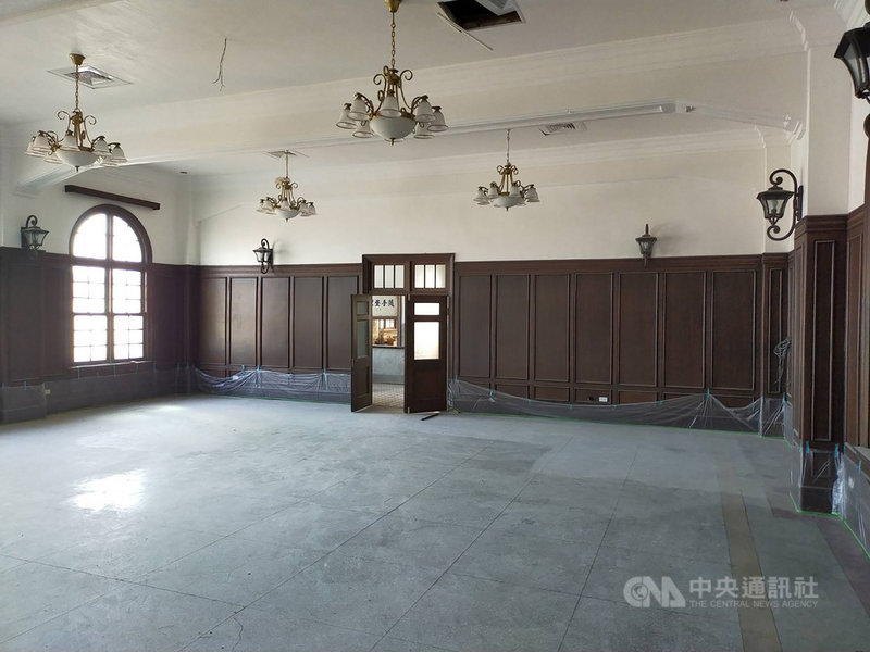 日據時代興建的台南火車站為國定古蹟,目前正進行整修,將恢復早年位於2樓的飯店及餐廳,台鐵表示,古蹟飯店將走精品路線,只有6間房間,預計今年中招商,希望2022年對外營運。(台鐵提供)中央社記者汪淑芬傳真 110年1月15日