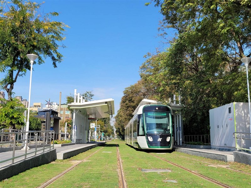 高雄輕軌大南環線12日通車,民眾可從凱旋公園站搭到鼓山區公所站。(高雄捷運提供)