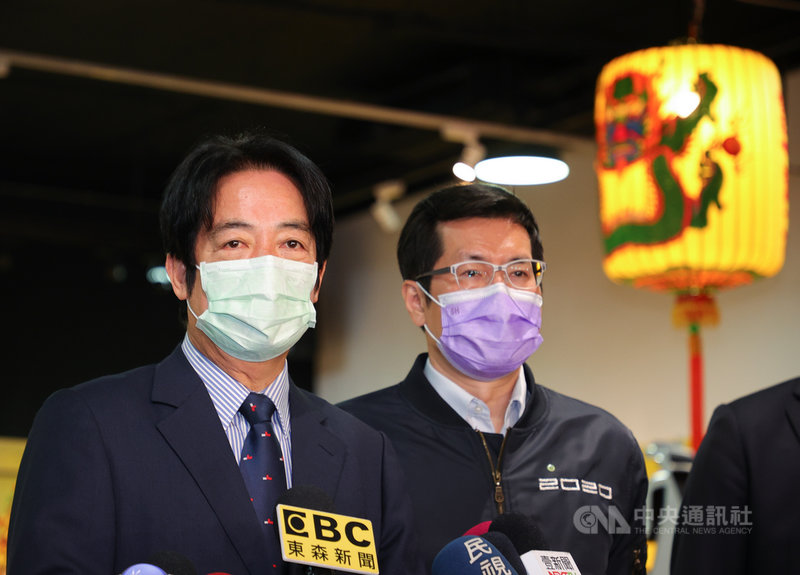前衛生署長楊志良稱應將染疫醫師開除。副總統賴清德(左)15日表示,任何人都不該發表不當言論,打擊防疫團隊的士氣,若打擊士氣成為防疫破口,受害是全體民眾,也會影響國家安全。中央社記者謝佳璋攝 110年1月15日