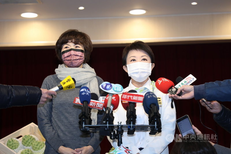 台中市天津年貨大街已連續舉辦多年,是市民耳熟能詳的知名年貨大街之一,受疫情影響今年停辦;台中市長盧秀燕(右)15日表示,後續將密切掌握疫情變化,滾動調整。中央社記者郝雪卿攝 110年1月15日
