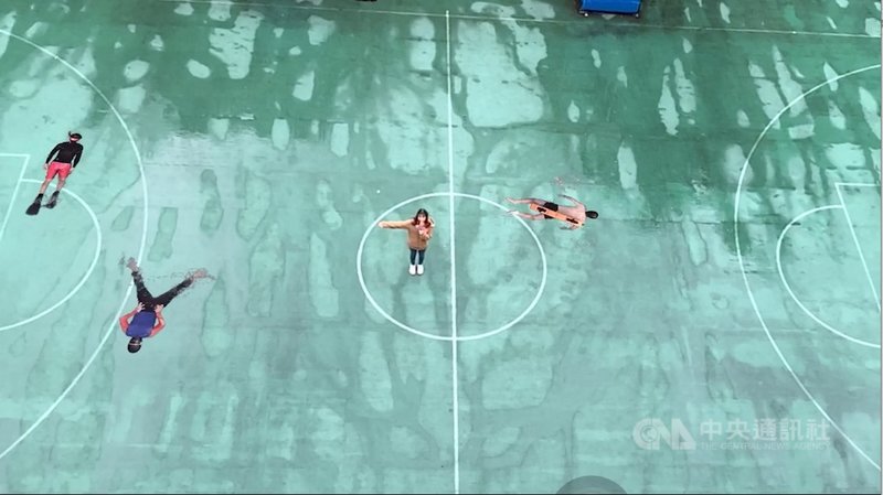 東吳大學和藝術家聯手規劃「實境藝術節」,結合擴增實境(AR)技術,將籃球場變成游泳池。(東吳大學提供)中央社記者陳至中台北傳真 110年1月15日
