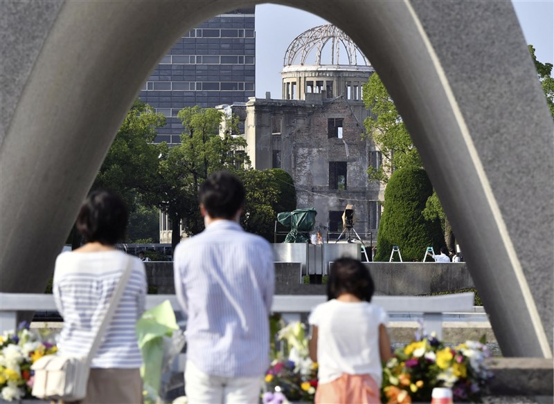 日本廣島縣政府為阻止武漢肺炎疫情擴散,將針對廣島市民等對象篩檢80萬人,規模罕見。圖為日本廣島和平紀念公園8月舉辦紀念活動,民眾在罹難者慰靈碑前默禱。(共同社)
