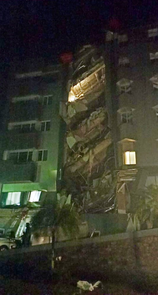 印尼蘇拉威西島馬杰內15日凌晨發生地震,一棟飯店建築物嚴重受損。(印尼國家災害應變總署提供)中央社記者石秀娟雅加達傳真 110年1月15日