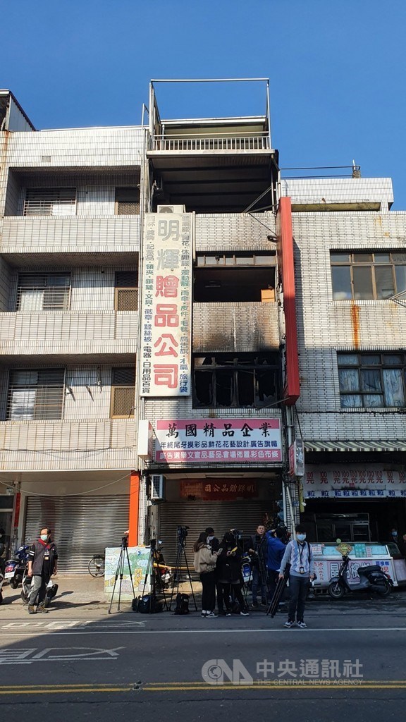 高雄市鳳山區一間在地經營逾30年的禮品店15日凌晨發生火警,造成屋內4人有3人不治死亡,僅1歲女嬰仍在搶救。中央社記者洪學廣攝 110年1月15日