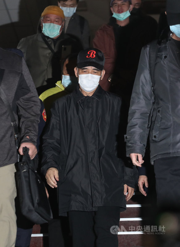 國民黨籍立委廖國棟(前中)被控收受賄款遭訴,自109年8月間被羈押禁見至今。台北地方法院15日開庭裁定廖國棟以新台幣1000萬元交保,並限制住居、出境、出海。中央社記者裴禛攝 110年1月15日